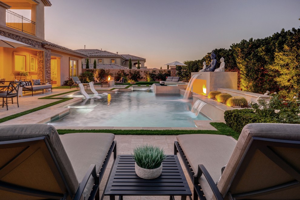 Immagine di una piscina monocorsia minimalista personalizzata di medie dimensioni e dietro casa con una vasca idromassaggio e pavimentazioni in pietra naturale