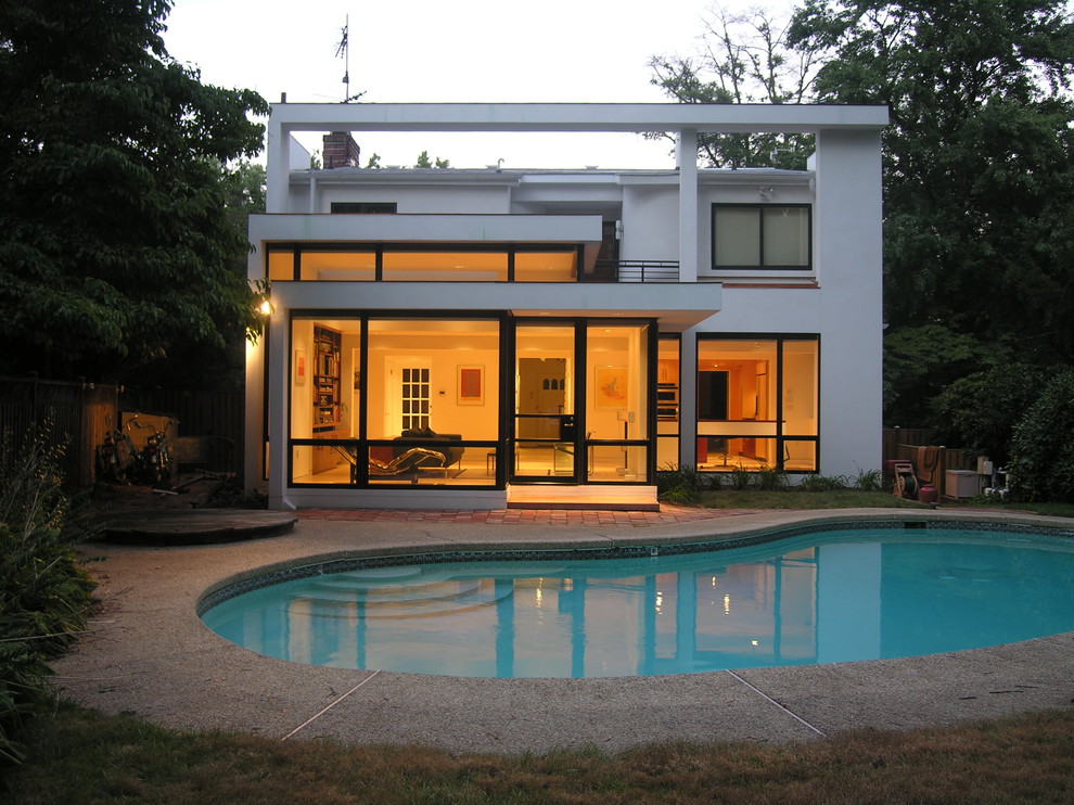 Inspiration för mellanstora moderna njurformad baddammar på baksidan av huset, med naturstensplattor