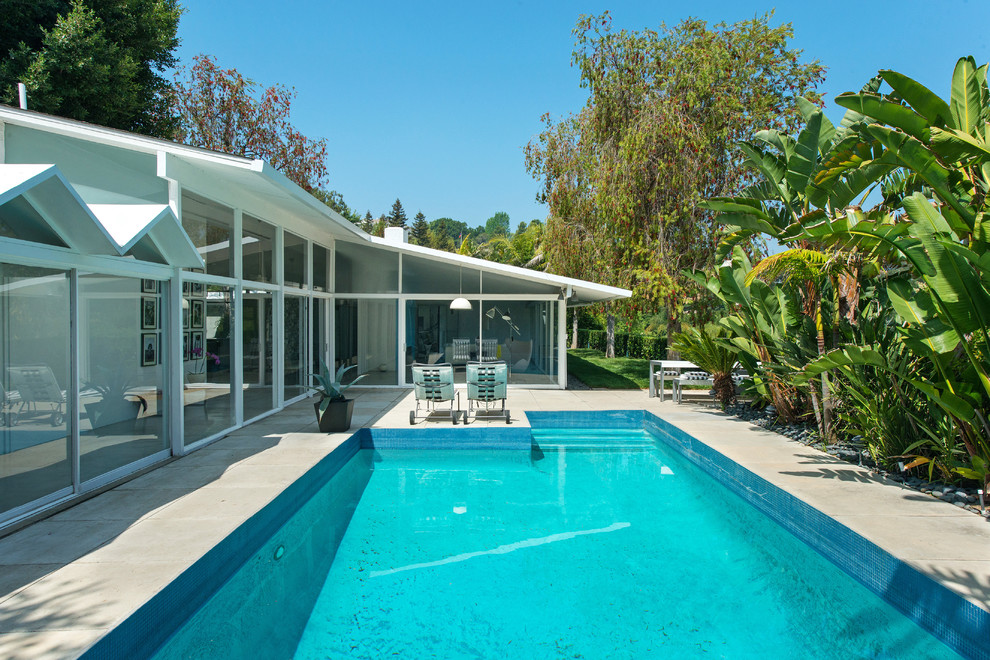 Mittelgroßer Mid-Century Pool hinter dem Haus in rechteckiger Form mit Betonplatten in Los Angeles