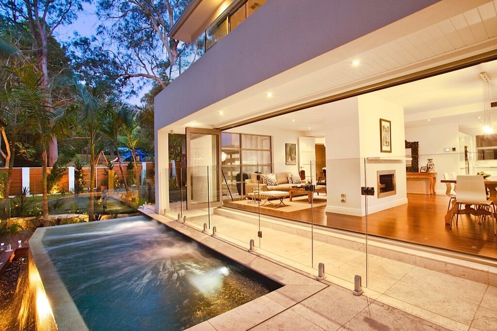 Mittelgroßer, Gefliester Moderner Infinity-Pool hinter dem Haus in rechteckiger Form in Sydney