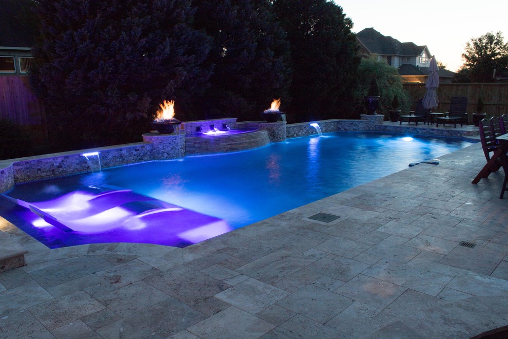 Foto di una grande piscina minimal rettangolare dietro casa con pavimentazioni in pietra naturale