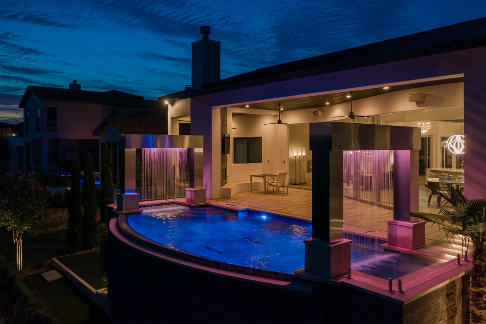 Réalisation d'une piscine hors-sol et arrière design rectangle et de taille moyenne avec un point d'eau et une terrasse en bois.