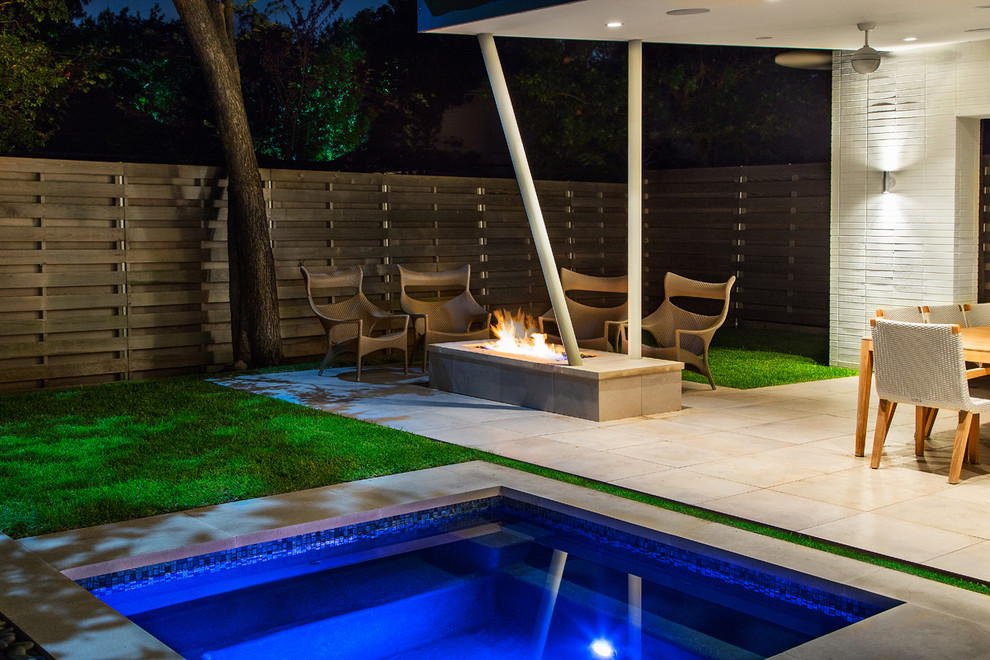 Идея дизайна: прямоугольный бассейн-инфинити среднего размера на заднем дворе в современном стиле с джакузи и мощением тротуарной плиткой