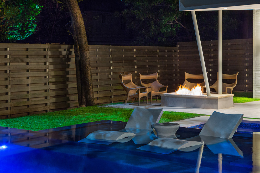 Стильный дизайн: прямоугольный бассейн-инфинити среднего размера на заднем дворе в современном стиле с джакузи и мощением тротуарной плиткой - последний тренд