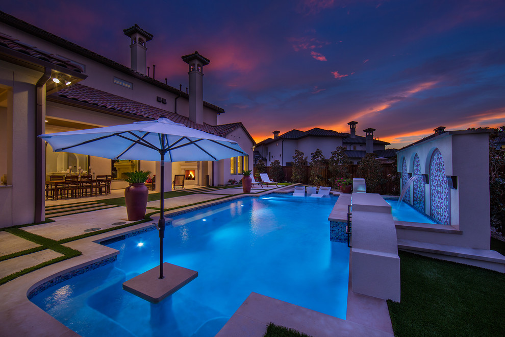 Ejemplo de piscina alargada, mediterránea, de tamaño medio, rectangular, en patio trasero, con suelo de baldosas