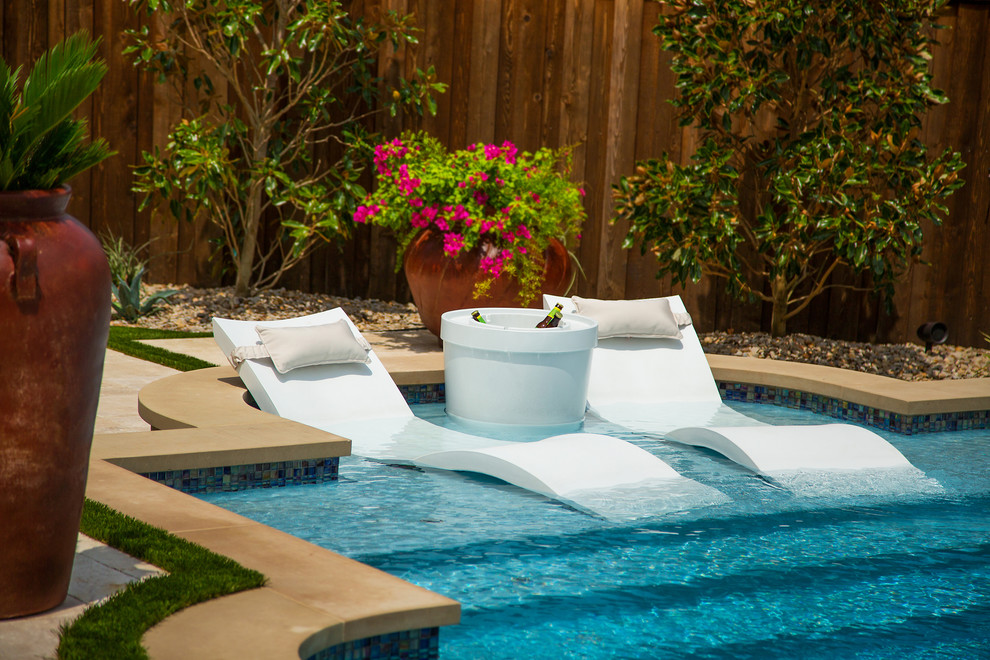 Ejemplo de piscina alargada mediterránea de tamaño medio rectangular en patio trasero con suelo de baldosas