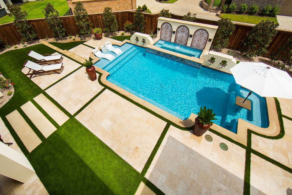Foto de piscina alargada mediterránea de tamaño medio rectangular en patio trasero con suelo de baldosas