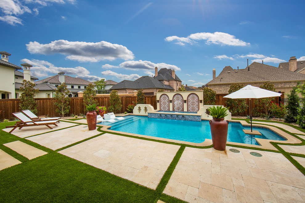 Foto di una piscina monocorsia mediterranea personalizzata di medie dimensioni e dietro casa con piastrelle e fontane