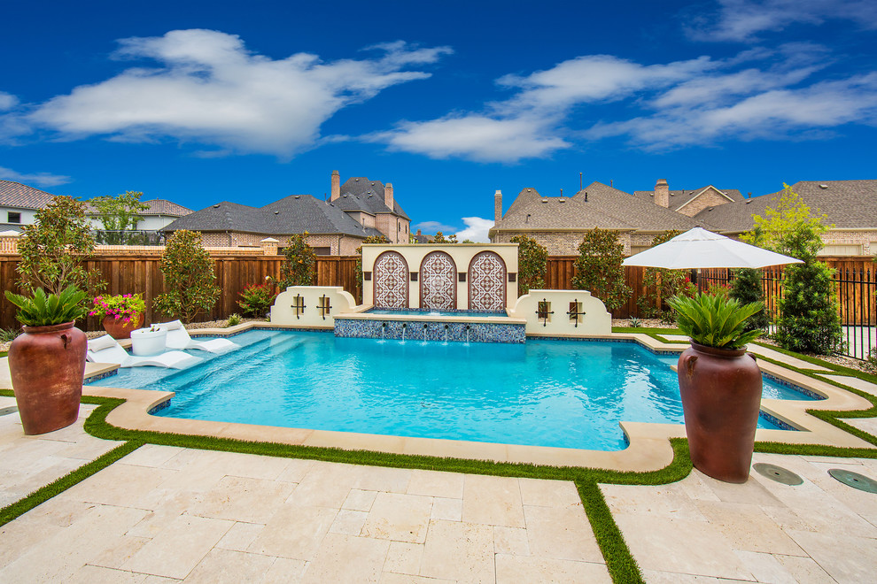 Modelo de piscina alargada mediterránea de tamaño medio rectangular en patio trasero con suelo de baldosas