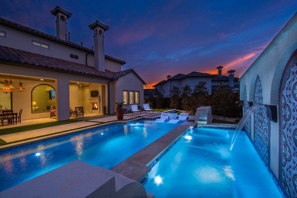 Diseño de piscina alargada mediterránea de tamaño medio rectangular en patio trasero con suelo de baldosas