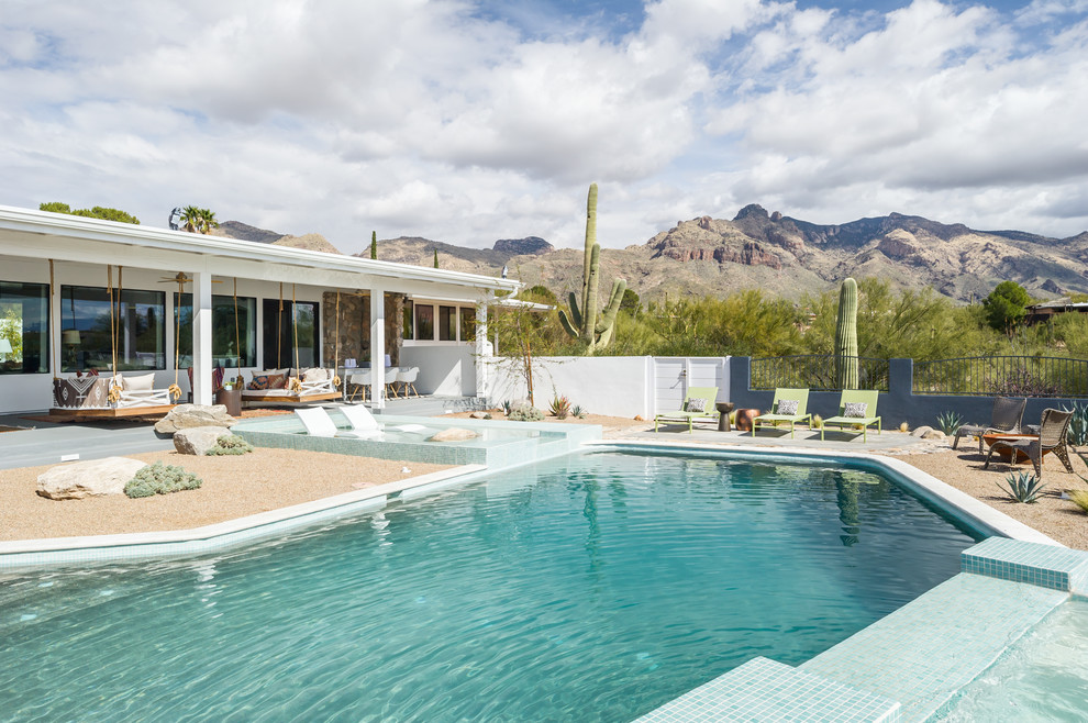 Mittelgroßer Mid-Century Infinity-Pool hinter dem Haus in individueller Form mit Granitsplitt in Phoenix