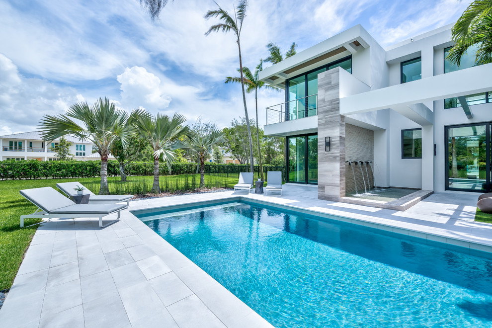 Moderner Pool in rechteckiger Form in Miami