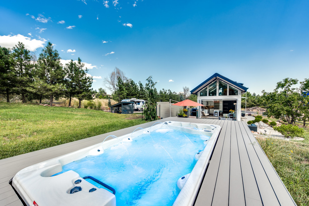 Imagen de piscina elevada moderna pequeña rectangular en patio trasero con entablado