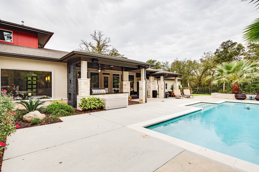 Foto di una piscina minimalista rettangolare di medie dimensioni e dietro casa con lastre di cemento