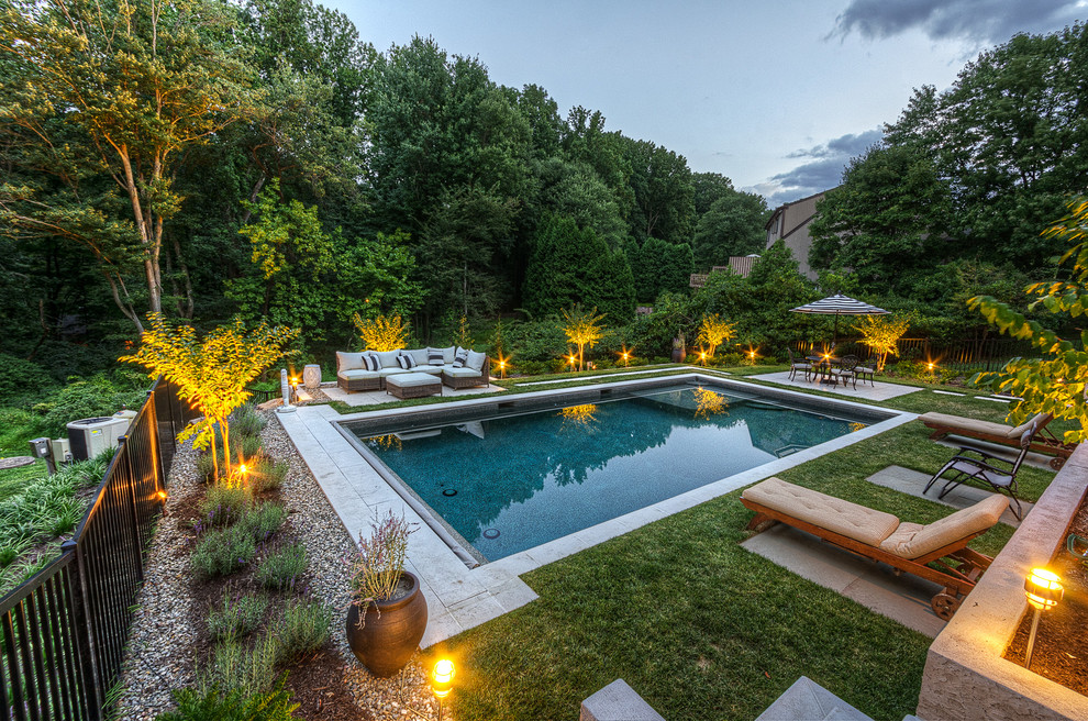 Свежая идея для дизайна: прямоугольный бассейн на заднем дворе в восточном стиле - отличное фото интерьера