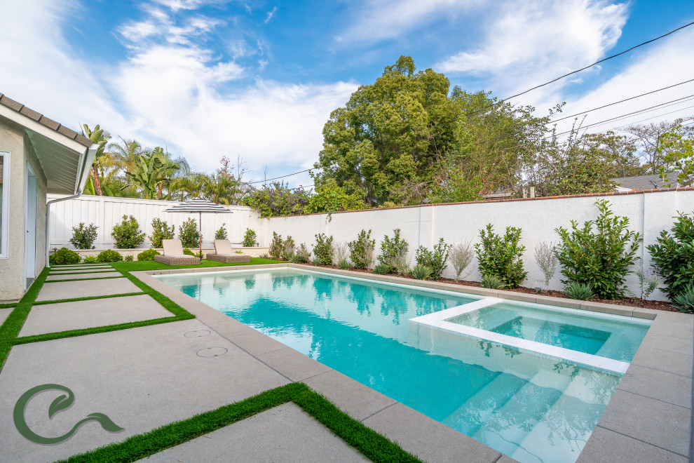 Mittelgroßer Moderner Pool hinter dem Haus in rechteckiger Form mit Betonplatten in Orange County