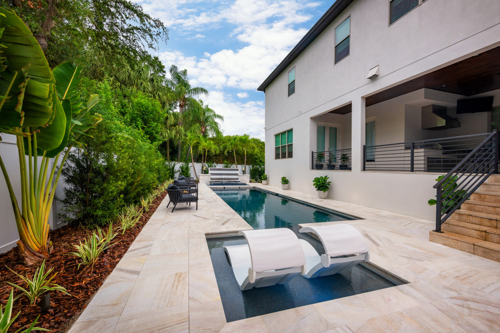 Mittelgroßer, Gefliester Moderner Infinity-Pool hinter dem Haus in individueller Form mit Pool-Gartenbau in Tampa