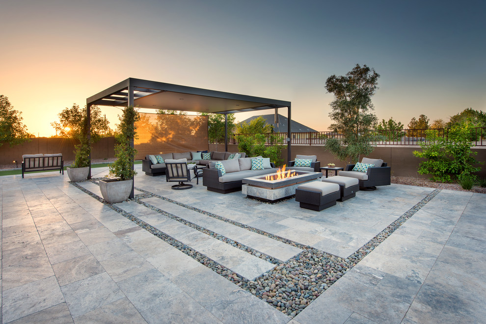 Mittelgroßer Moderner Infinity-Pool hinter dem Haus in rechteckiger Form mit Natursteinplatten in Phoenix