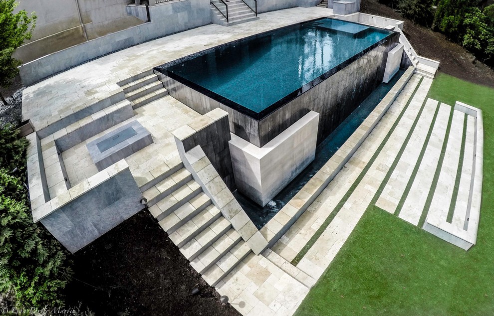 Cette image montre une piscine minimaliste.