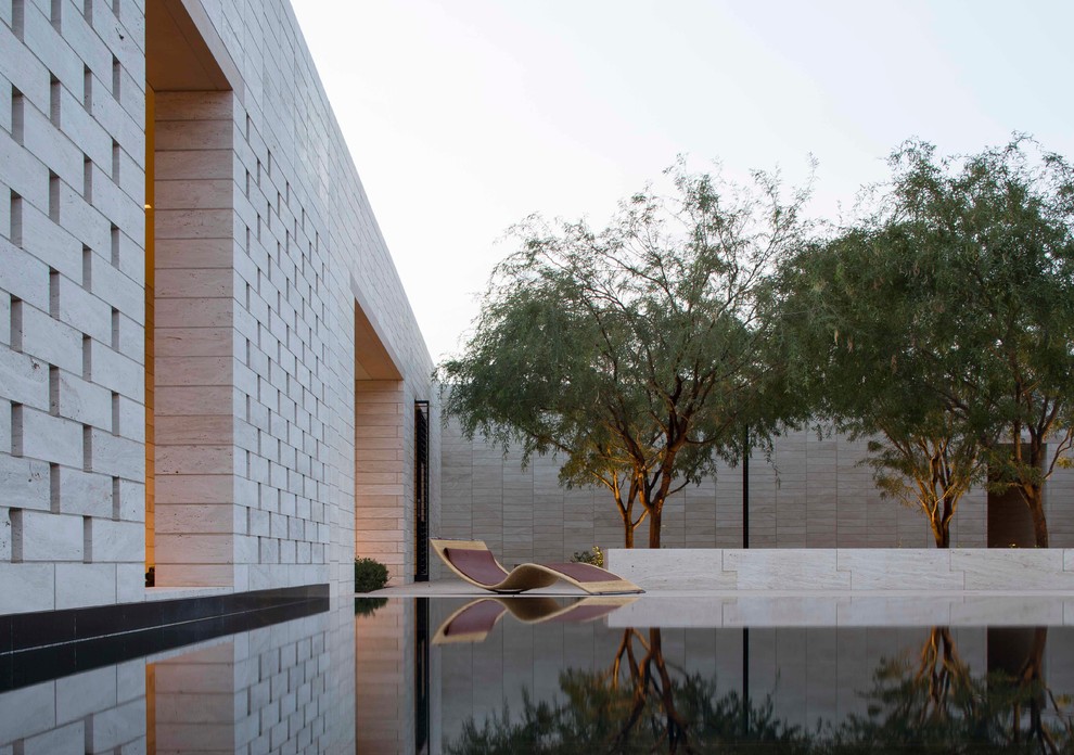 Esempio di una piscina a sfioro infinito minimalista in cortile
