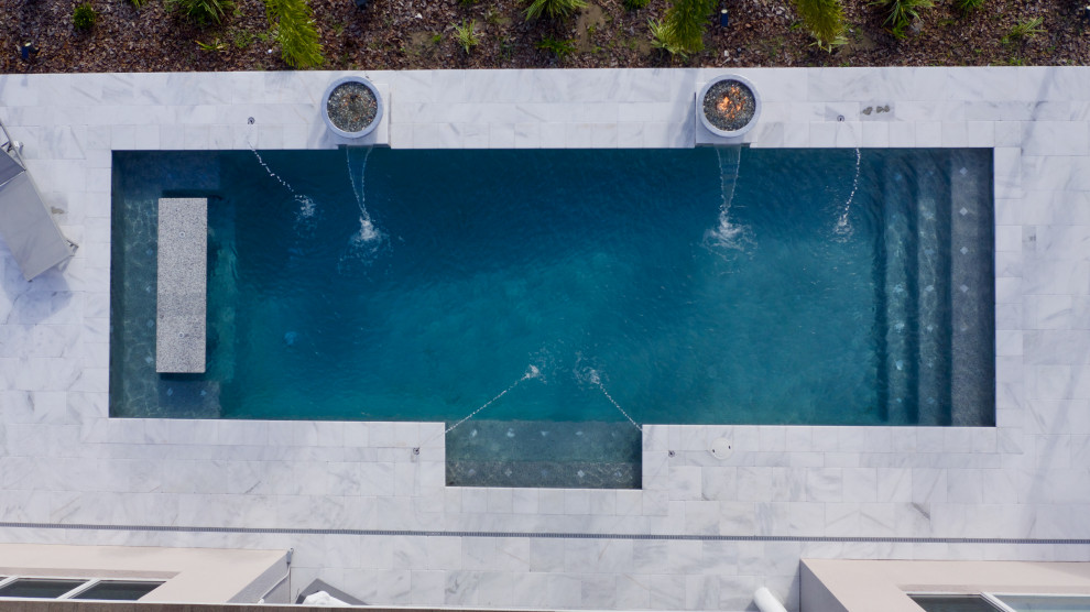 Идея дизайна: прямоугольный бассейн среднего размера на заднем дворе в стиле модернизм с настилом