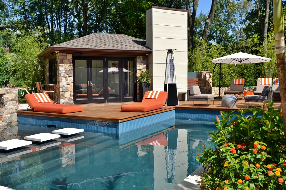 Modelo de casa de la piscina y piscina minimalista de tamaño medio rectangular en patio trasero