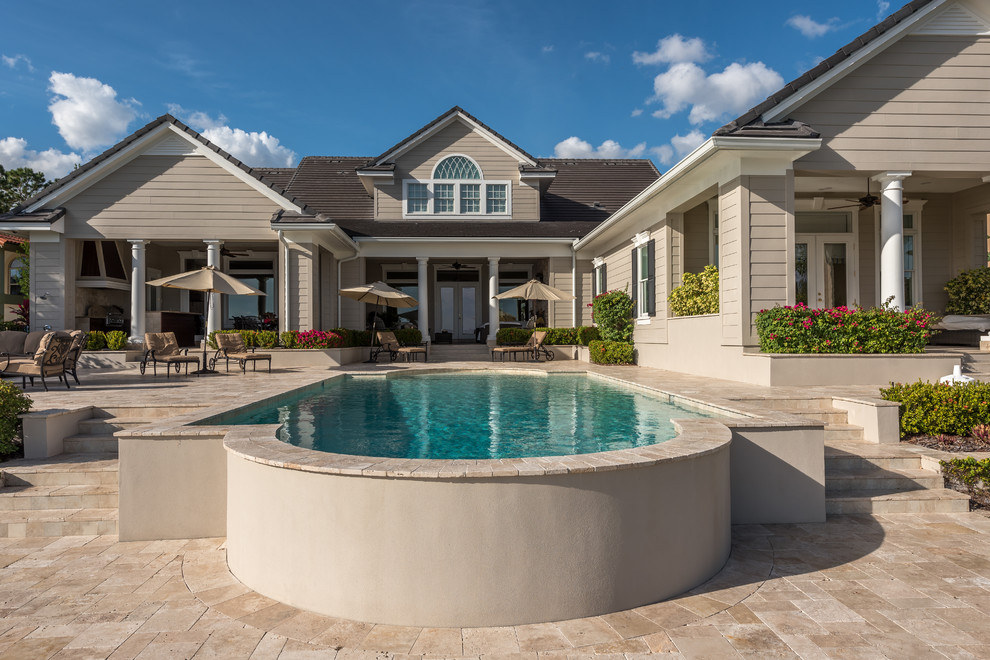 Idee per una piscina fuori terra moderna personalizzata di medie dimensioni e dietro casa con piastrelle