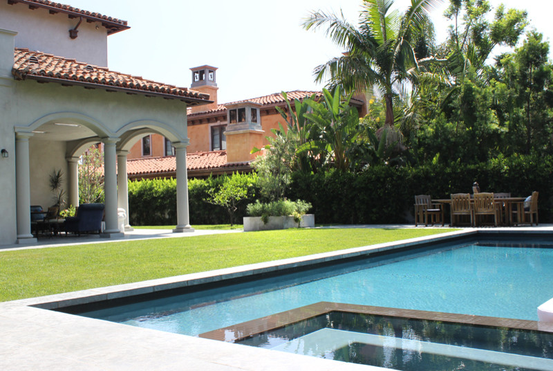 Ispirazione per una piscina mediterranea dietro casa con pavimentazioni in pietra naturale