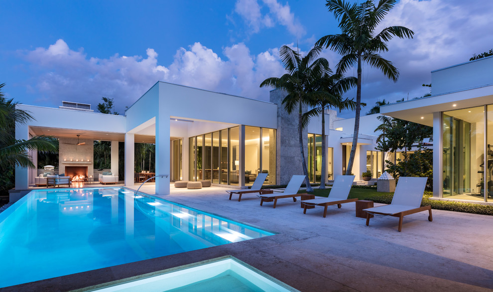 Diseño de piscinas y jacuzzis alargados modernos extra grandes rectangulares en patio trasero con losas de hormigón