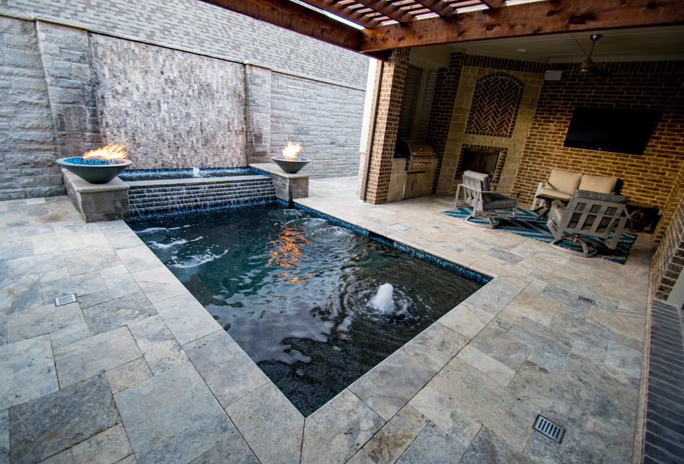 Esempio di una piccola piscina moderna rettangolare in cortile con una vasca idromassaggio e pavimentazioni in pietra naturale