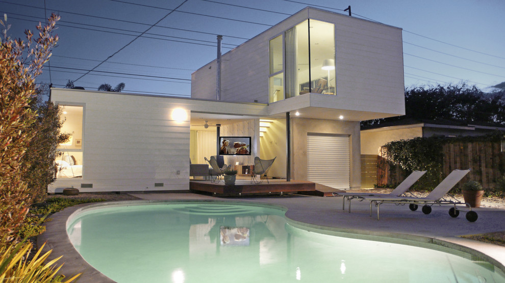 Diseño de piscina minimalista tipo riñón en patio trasero