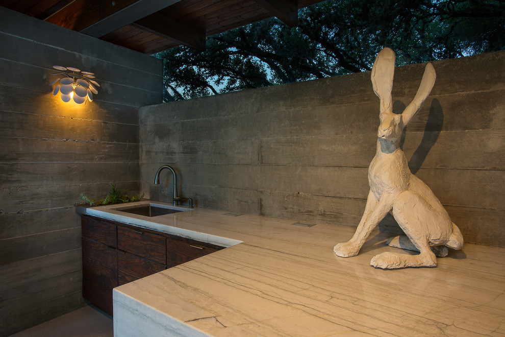 Großer Moderner Pool hinter dem Haus in rechteckiger Form mit Natursteinplatten in Austin