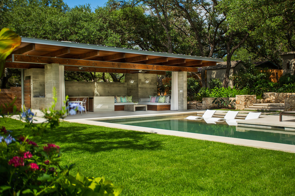 Idée de décoration pour une grande piscine arrière minimaliste rectangle avec des pavés en pierre naturelle.
