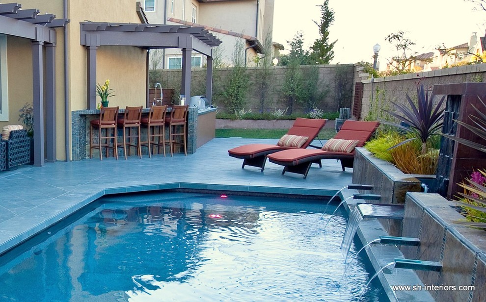 Inspiration for a modern pool remodel in Los Angeles