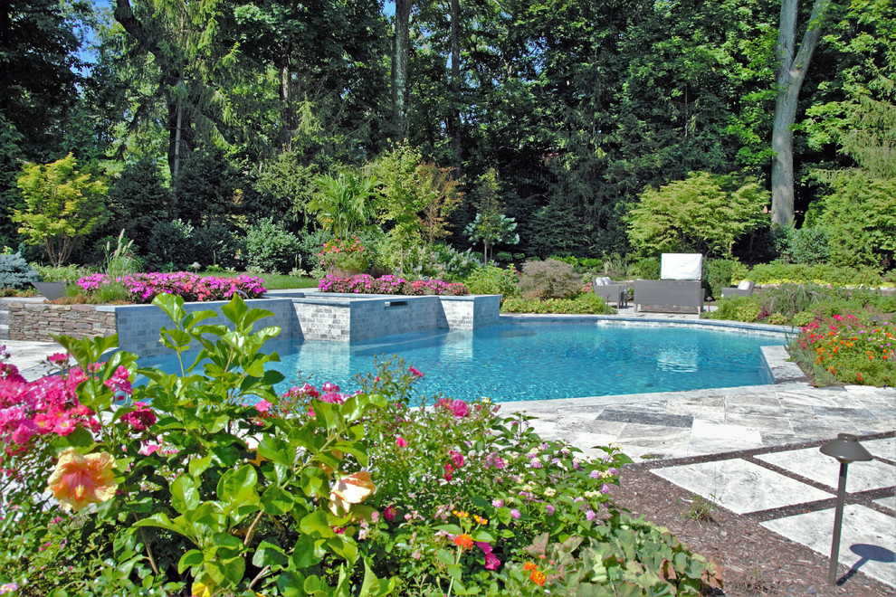 Источник вдохновения для домашнего уюта: большой спортивный бассейн произвольной формы на заднем дворе в современном стиле с джакузи и покрытием из каменной брусчатки
