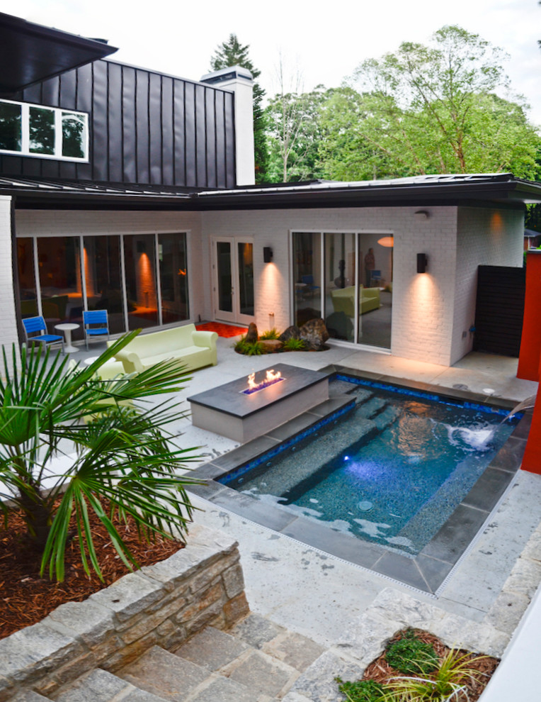 Пример оригинального дизайна: маленький прямоугольный бассейн на заднем дворе в стиле модернизм с фонтаном и покрытием из каменной брусчатки для на участке и в саду