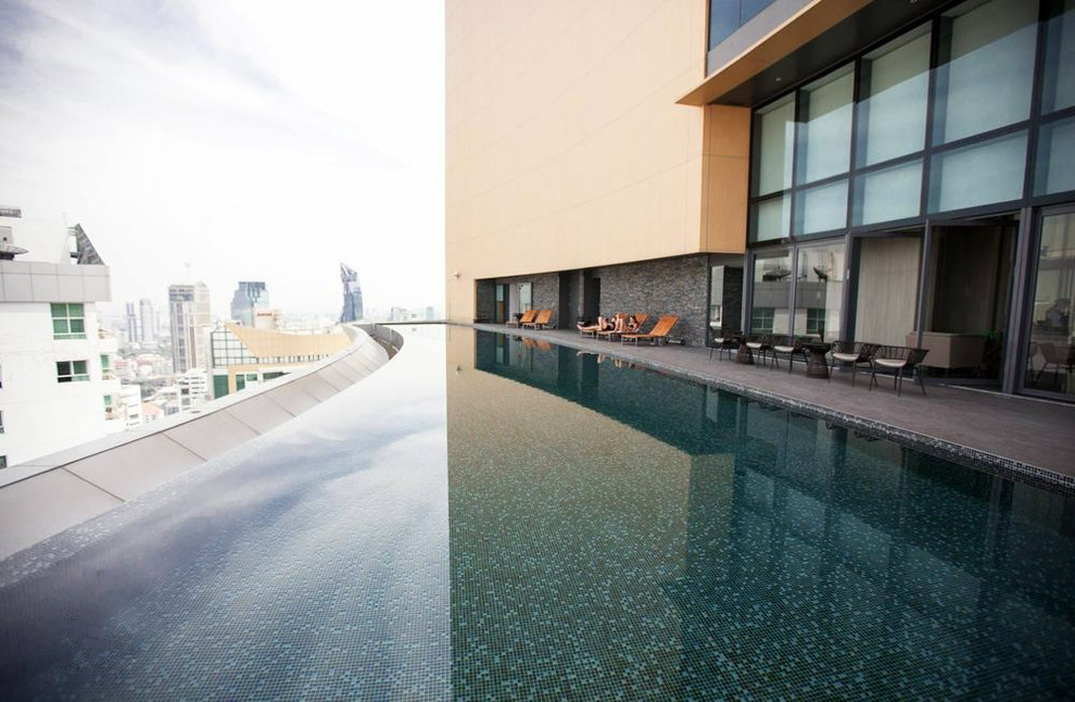 Idee per una grande piscina moderna personalizzata sul tetto