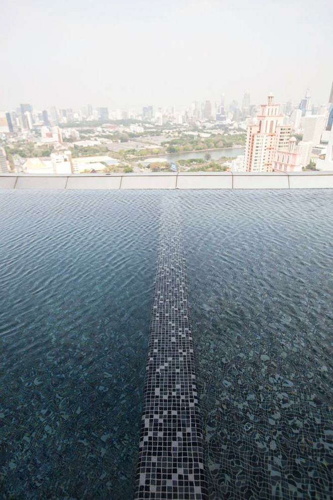 Foto de piscina moderna grande a medida en azotea