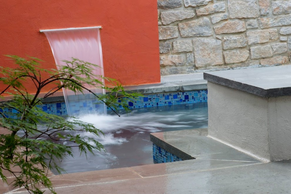 На фото: маленький прямоугольный бассейн на внутреннем дворе в стиле модернизм с покрытием из гранитной крошки и джакузи для на участке и в саду с