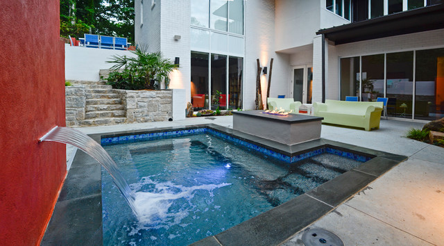 Modern Pool with Fire Feature Citadel Drive - Moderno - Piscina - Atlanta -  de Thrasher Pool and Spa | Houzz