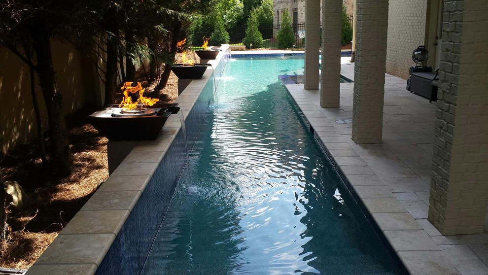 Diseño de piscina con fuente natural minimalista pequeña en forma de L en patio trasero con adoquines de hormigón