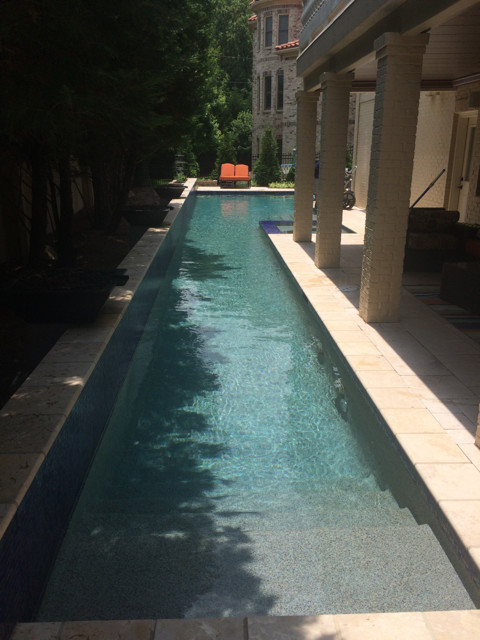 Esempio di una piccola piscina minimalista a "L" dietro casa con fontane e pedane