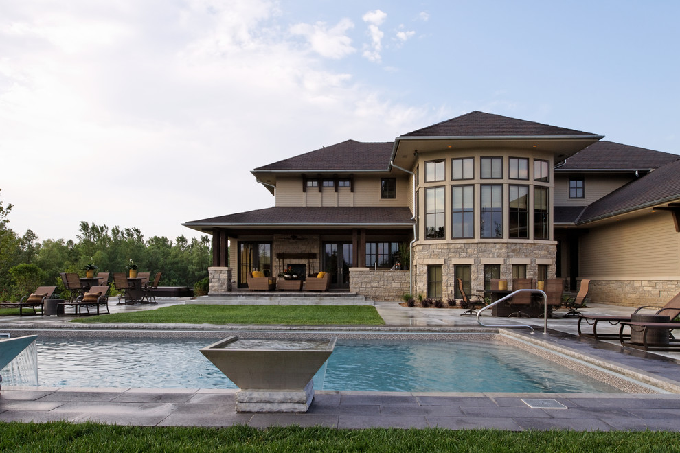 Modelo de piscina contemporánea extra grande rectangular en patio lateral con adoquines de hormigón