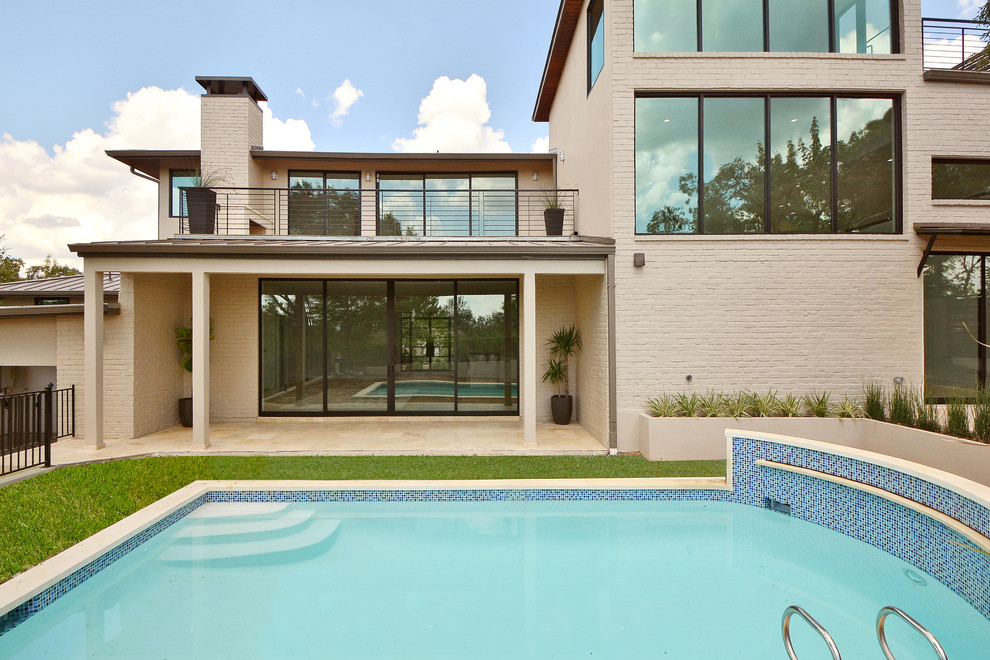 Idee per una piscina tradizionale personalizzata di medie dimensioni e dietro casa con fontane e pavimentazioni in mattoni