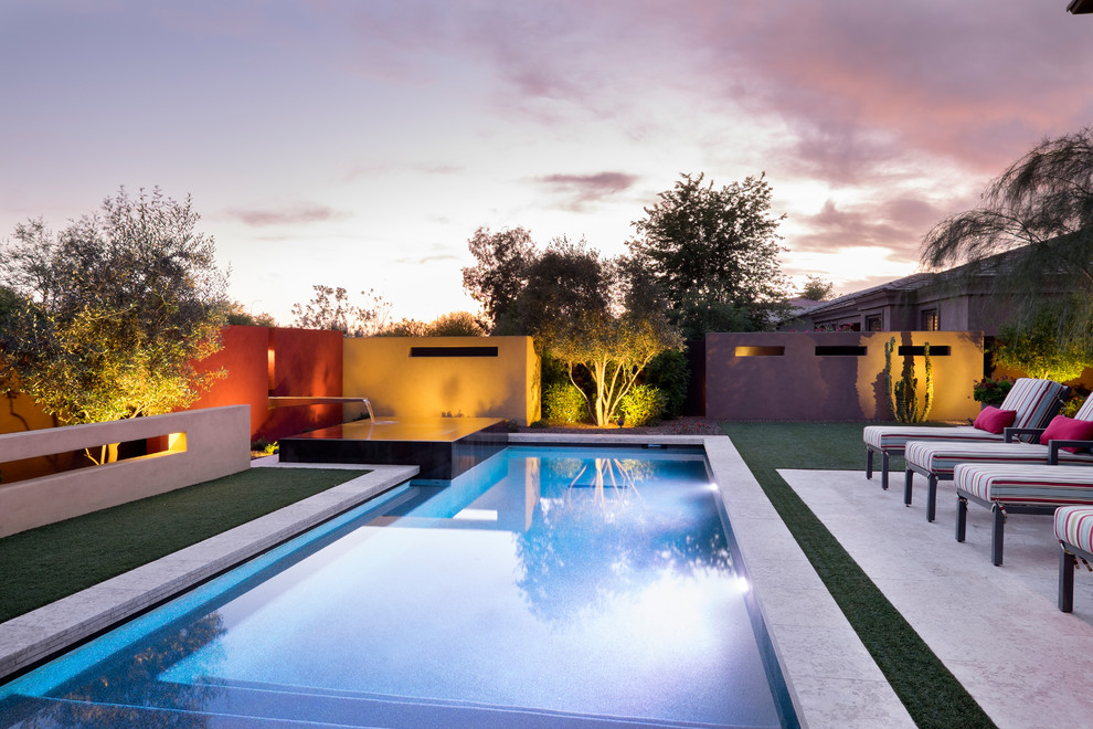 Modelo de piscinas y jacuzzis alargados minimalistas grandes rectangulares en patio trasero con losas de hormigón