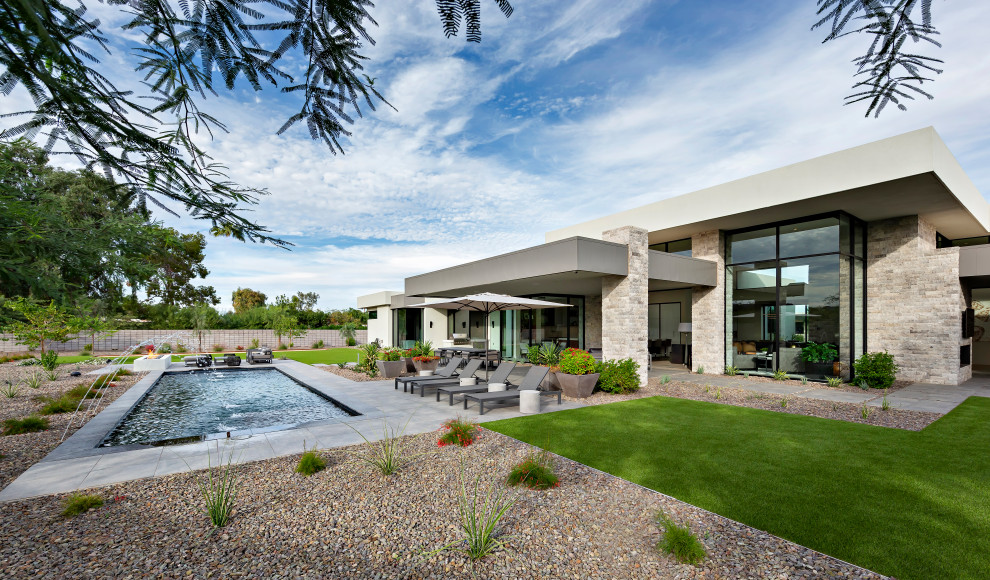 Geräumiger Moderner Pool hinter dem Haus in rechteckiger Form mit Betonboden in Phoenix