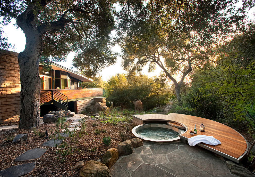 Idées déco pour une piscine contemporaine avec un bain bouillonnant et une terrasse en bois.