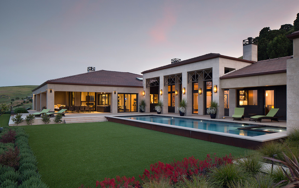 Modelo de piscinas y jacuzzis alargados minimalistas grandes rectangulares en patio trasero con losas de hormigón
