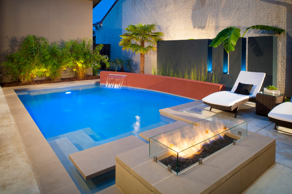 Example of a trendy custom-shaped pool fountain design in Dallas