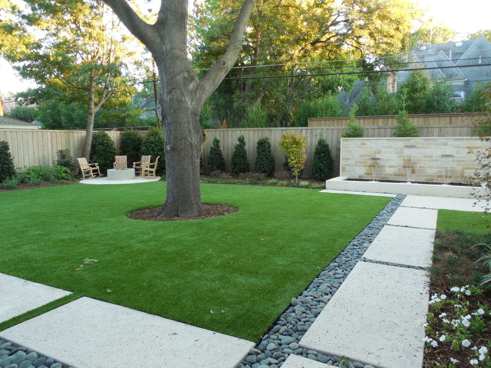 Идея дизайна: маленький участок и сад на заднем дворе в стиле модернизм с мощением тротуарной плиткой для на участке и в саду